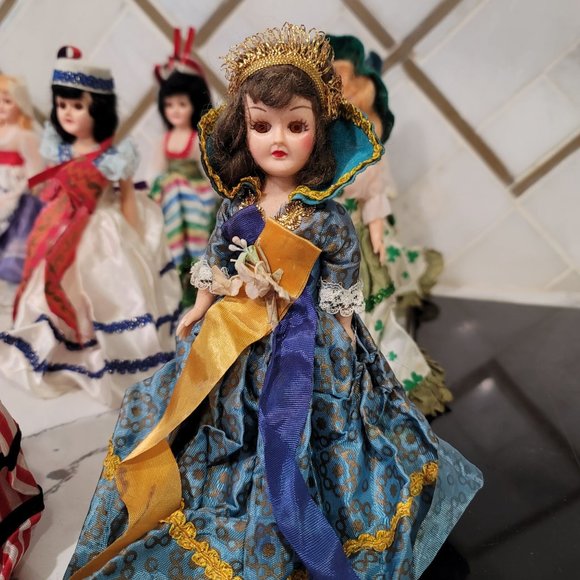 Alco dolls of the world set of 10. various conditions very ornate and pretty - Picture 16 of 16